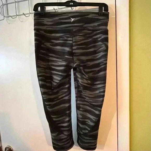 Old Navy Workout Capris Pants Size Medium - Picture 2 of 3